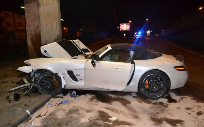 Mercedes-Benz SLS AMG Roadster Crash (8 pics)
