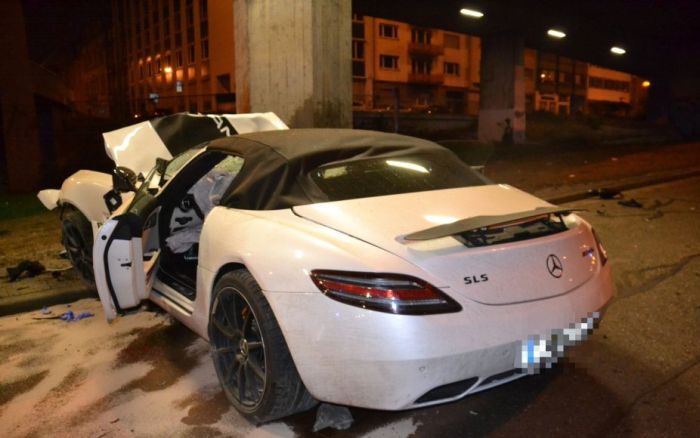 Mercedes-Benz SLS AMG Roadster Crash (8 pics)