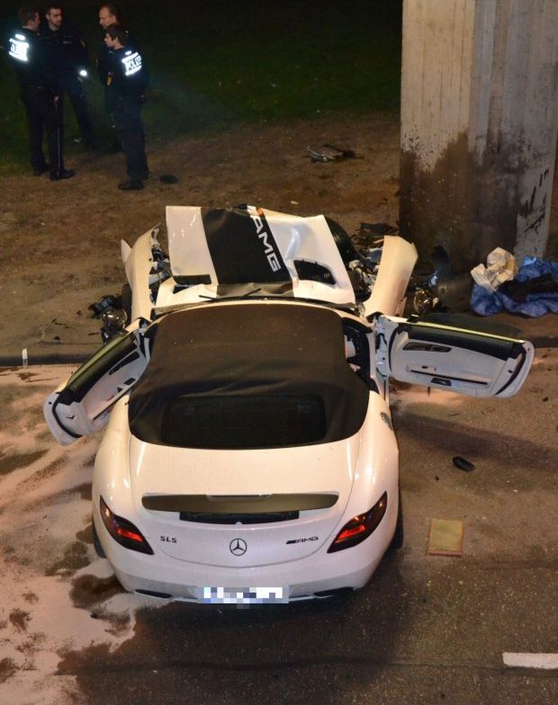 Mercedes-Benz SLS AMG Roadster Crash (8 pics)