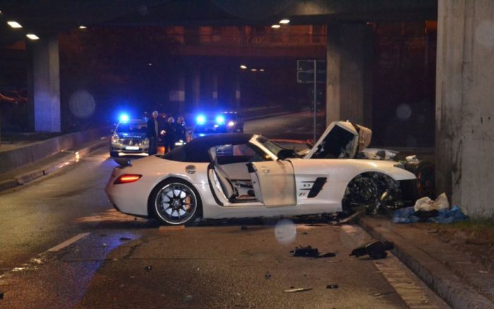 Mercedes-Benz SLS AMG Roadster Crash (8 pics)