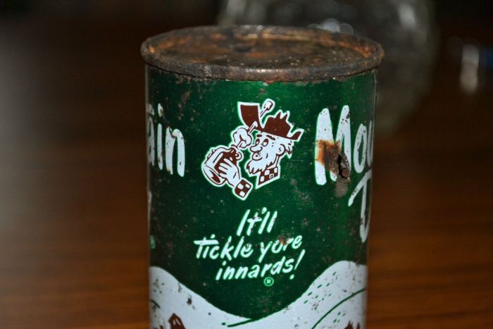 1950's Mountain Dew Can (5 pics)