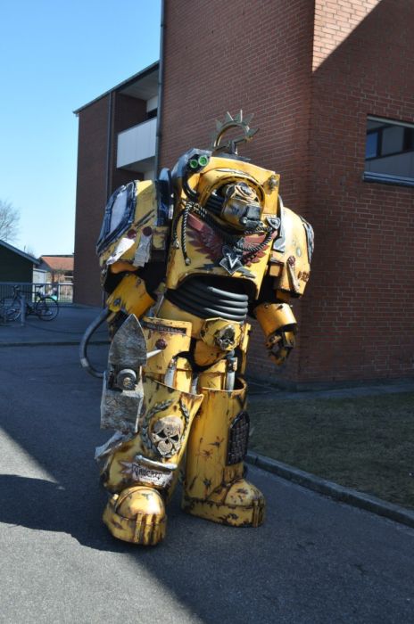 Awesome Warhammer 40K Costume (35 pics)