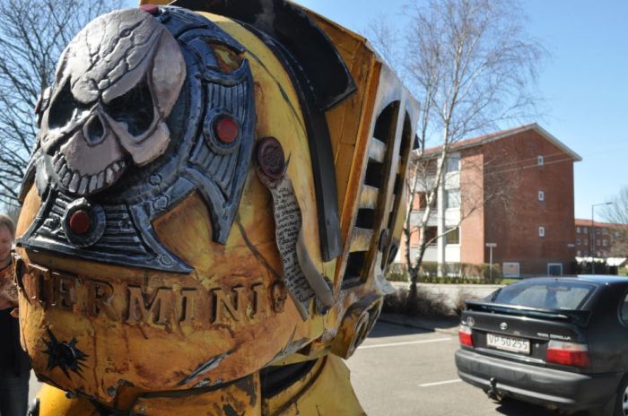 Awesome Warhammer 40K Costume (35 pics)