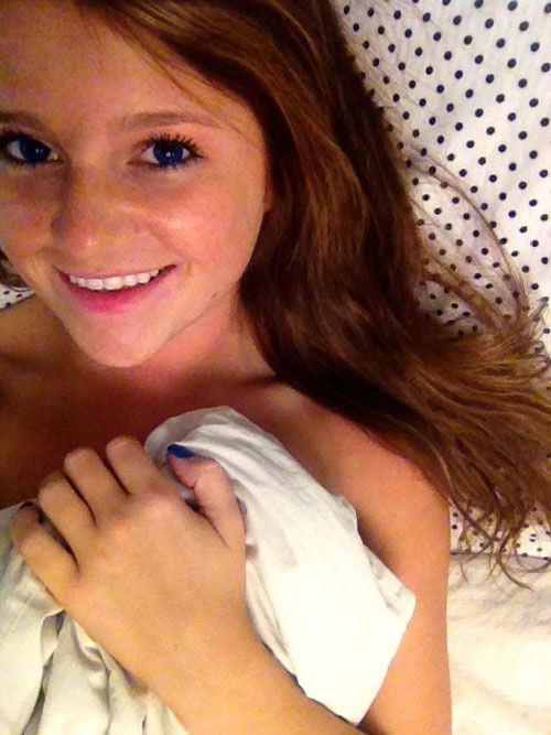 Cute Girls Laying in Bed (36 pics)