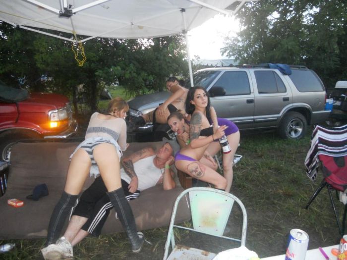 Passed Out Juggalos (36 pics)