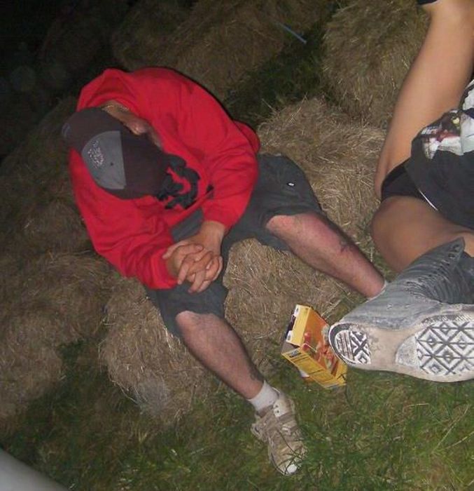 Passed Out Juggalos (36 pics)