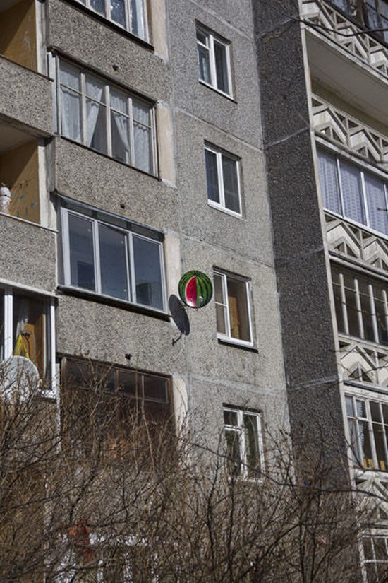 How to Turn a Satellite Dish into a Watermelon (7 pics)