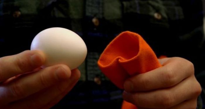 How to Make Scrambled Eggs inside Their Shell (7 pics)