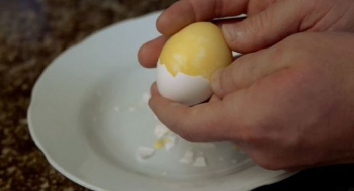 How to Make Scrambled Eggs inside Their Shell (7 pics)
