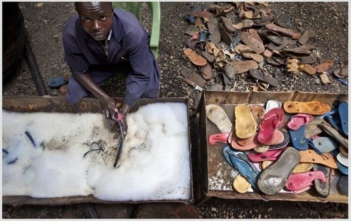 Recycling of Old Shoes in Africa (6 pics)