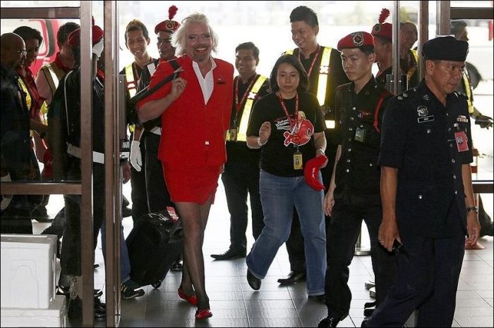 Richard Branson Turns Stewardess (9 pics)
