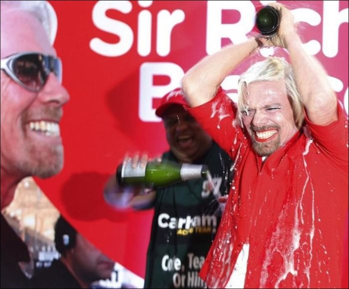 Richard Branson Turns Stewardess (9 pics)