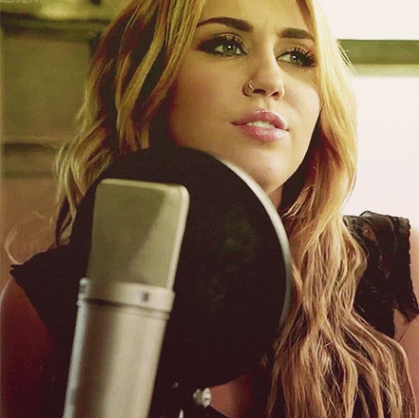 Miley Cyrus GIFs (30 gifs)