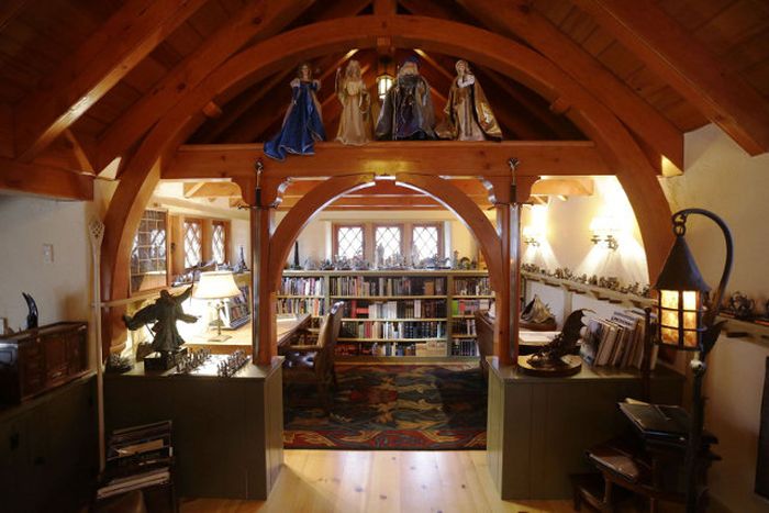 Hobbit House For Tolkien Fan (18 pics)