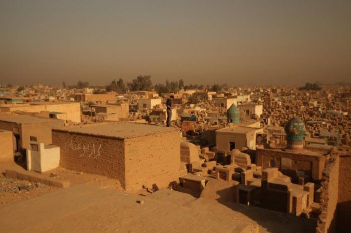 Wadi Al-Salaam is the Largest Cemetery in The World (13 pics)