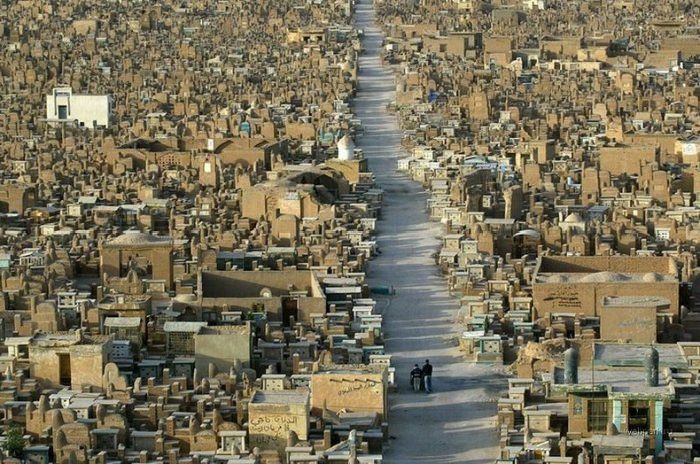 Wadi Al-Salaam is the Largest Cemetery in The World (13 pics)