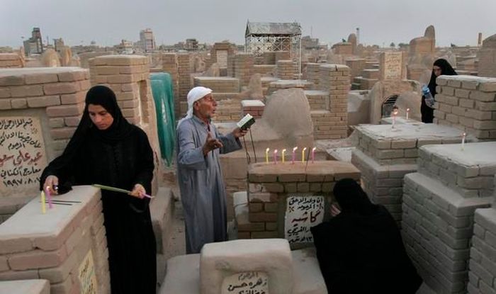 Wadi Al-Salaam is the Largest Cemetery in The World (13 pics)