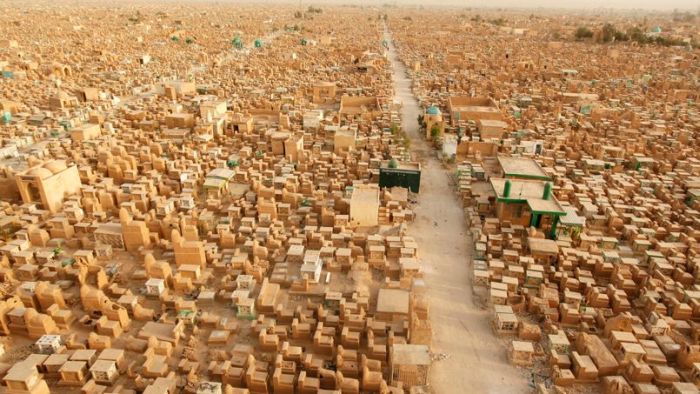 Wadi Al-Salaam is the Largest Cemetery in The World (13 pics)