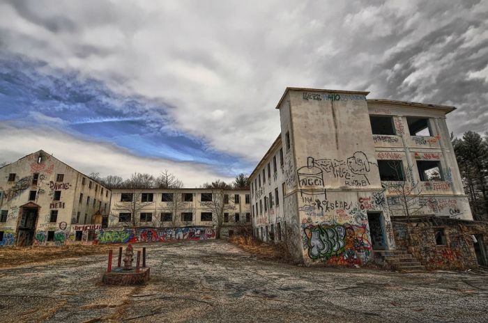 Abandoned Schools (32 pics)