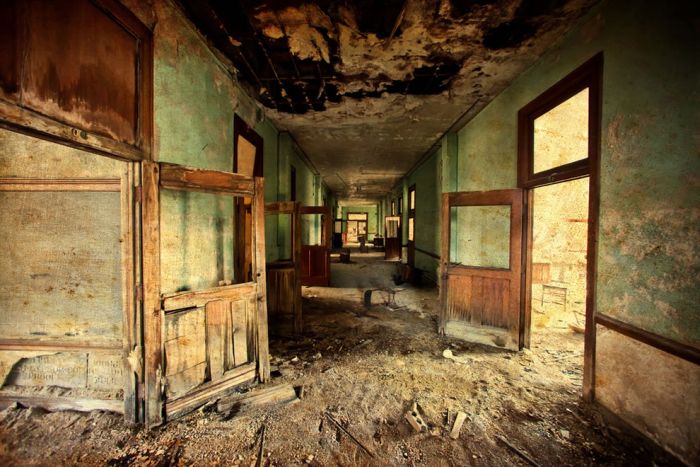 Abandoned Schools (32 pics)