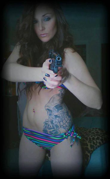 Girls with Guns Make a Perfect Match (39 pics)