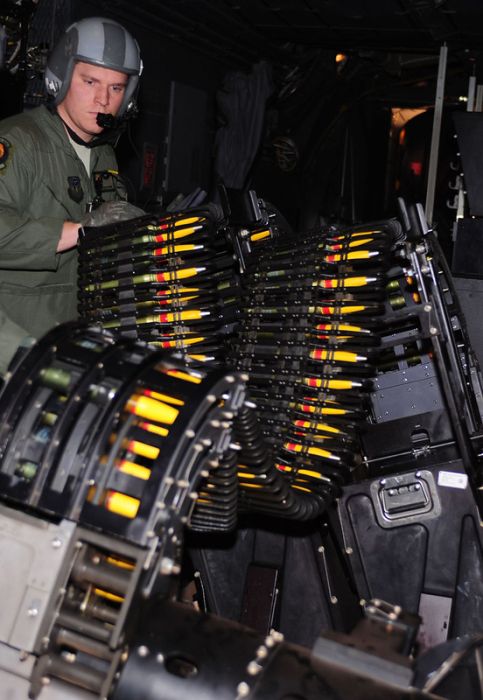 A Look Inside Lockheed AC-130 (42 pics)