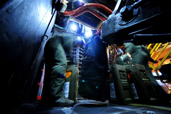 A Look Inside Lockheed AC-130 (42 pics)