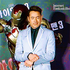 Robert Downey, Jr. GIFs (50 gifs)