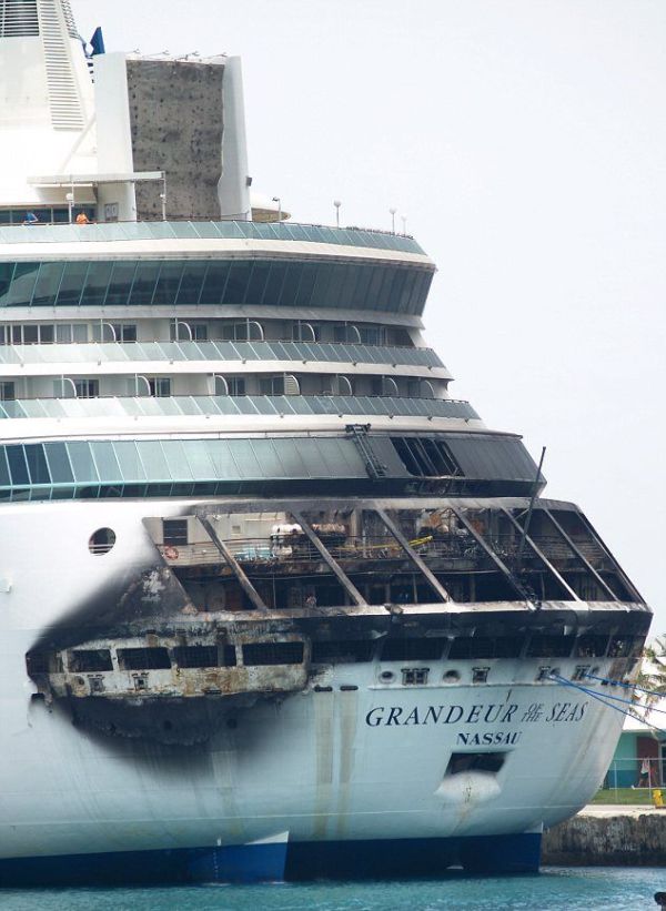 Fire on the Grandeur of the Seas (10 pics)