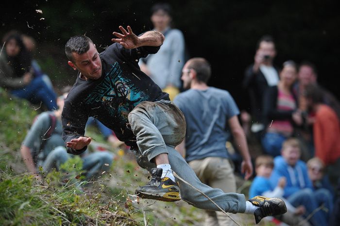 Gloucestershire Cheese Rolling 2013 (16 pics)