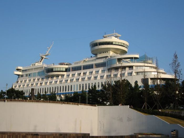 Sun Cruise Hotel (9 pics)