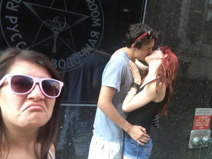 Photobombing Kissing People (41 pics)