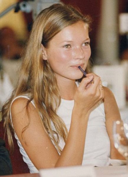 Kate Moss Aging Timeline (22 pics)