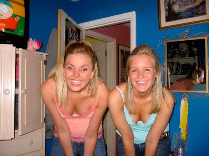 Cleavage Girls Have Fun (65 pics)