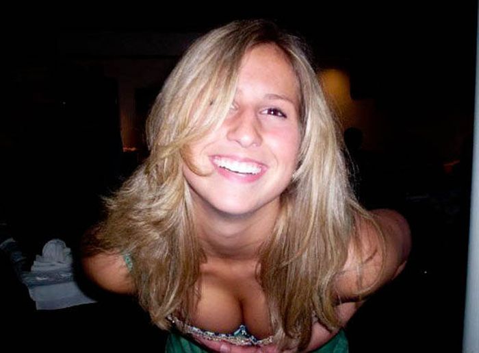 Cleavage Girls Have Fun (65 pics)