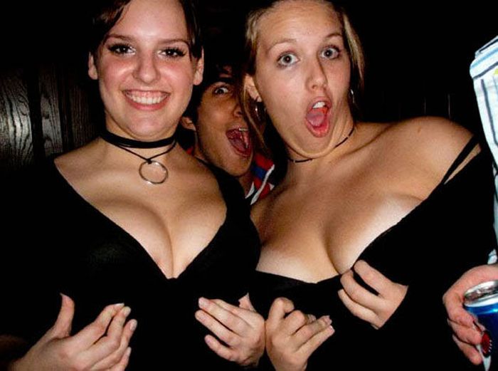 Cleavage Girls Have Fun (65 pics)
