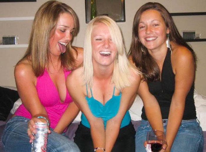 Cleavage Girls Have Fun (65 pics)