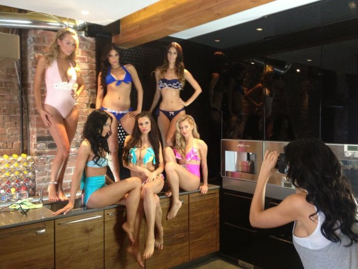Behind the Scene of a Photo Shooting (52 pics)