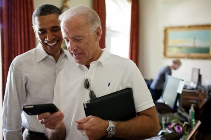 Obama Is Checking Your Email (34 pics)