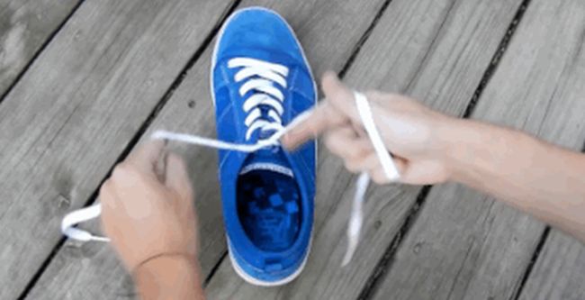 Tie Your Shoes in a Second (7 gifs)