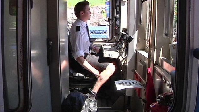 Swedish Train Drivers Wearing Skirts (4 pics)