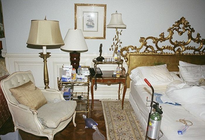 Michael Jackson's Bedroom at the Time of His Death (16 pics)