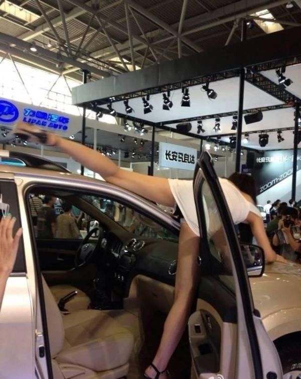 A Chinese Auto Show Model (5 pics)