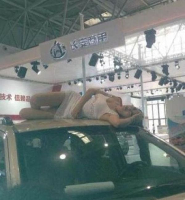 A Chinese Auto Show Model (5 pics)
