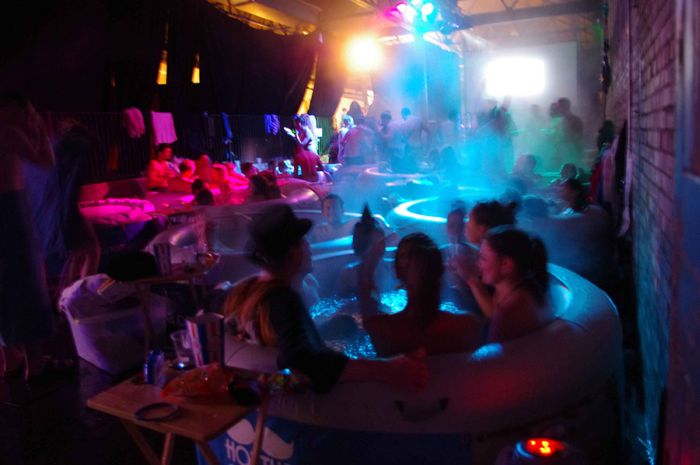 Hot Tub Cinema (20 pics)