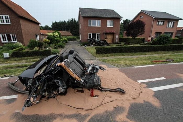 Audi S8 Crash (11 pics)