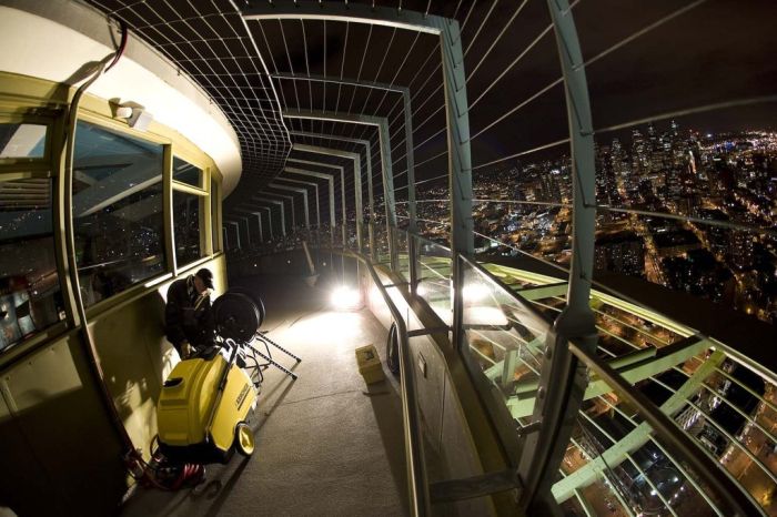 Cleaning the Seattle Space Needle (11 pics)