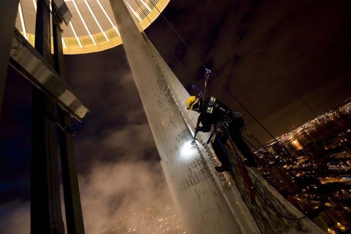 Cleaning the Seattle Space Needle (11 pics)