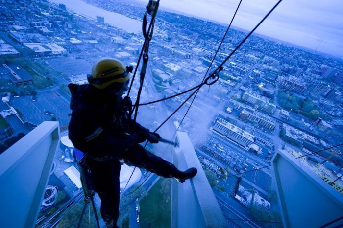 Cleaning the Seattle Space Needle (11 pics)