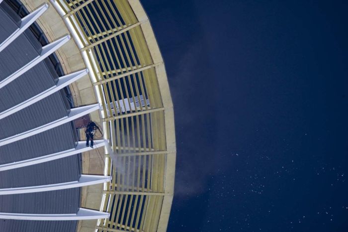 Cleaning the Seattle Space Needle (11 pics)
